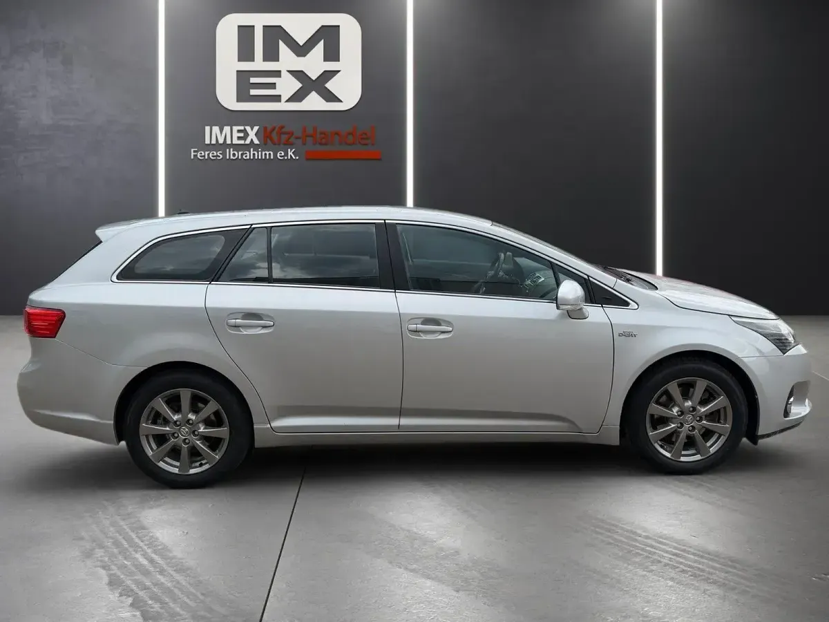Gebraucht Toyota Avensis 150 PS (110 kW) 2012 Silber Limousine