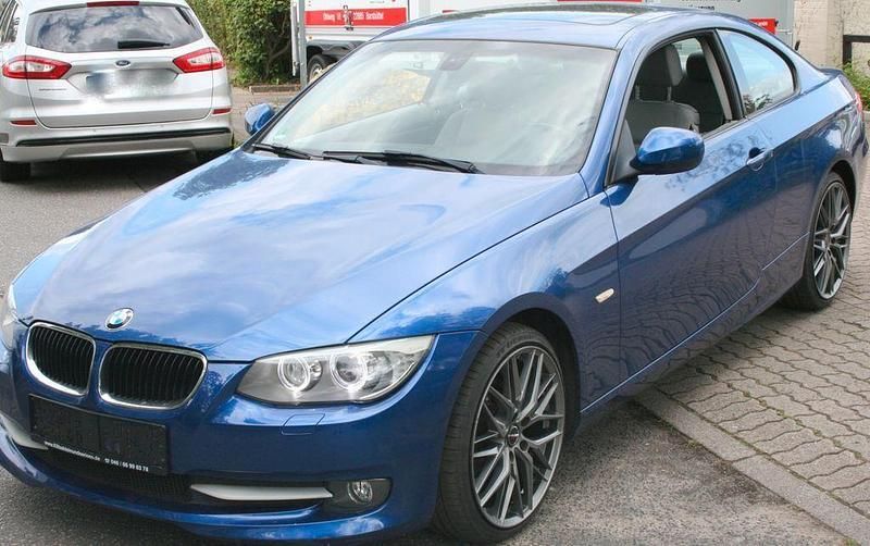 Blau Gebraucht 2011 BMW 320 Coupé | 9.999 € (Teuer) - Bild 1/4