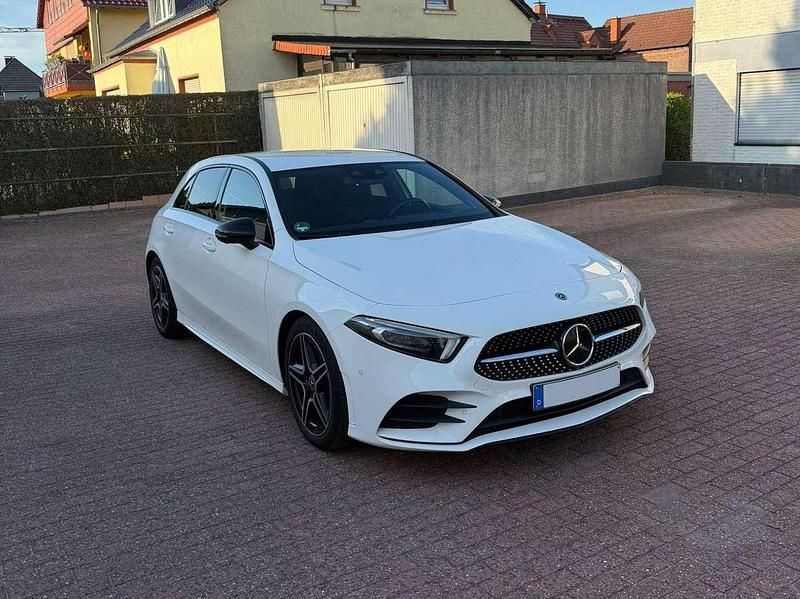 Weiß Gebraucht 2020 Mercedes A250 AMG line Limousine | 25.390 € (Guter Preis) - Bild 1/4