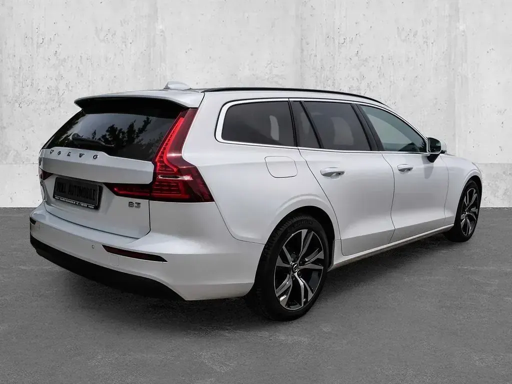 Gebraucht Volvo V60 Core 163 PS (119 kW) 2024 Weiß Kombi