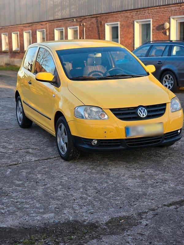 Second-hand VW Fox 75 CP (55 kW) 2005 Galben Hatchback
