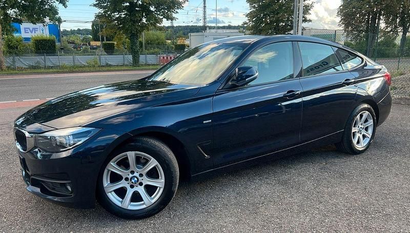 Blau Gebraucht 2020 BMW 318 Sport Line Limousine | 18.850 € (Fairer Preis) - Bild 1/4