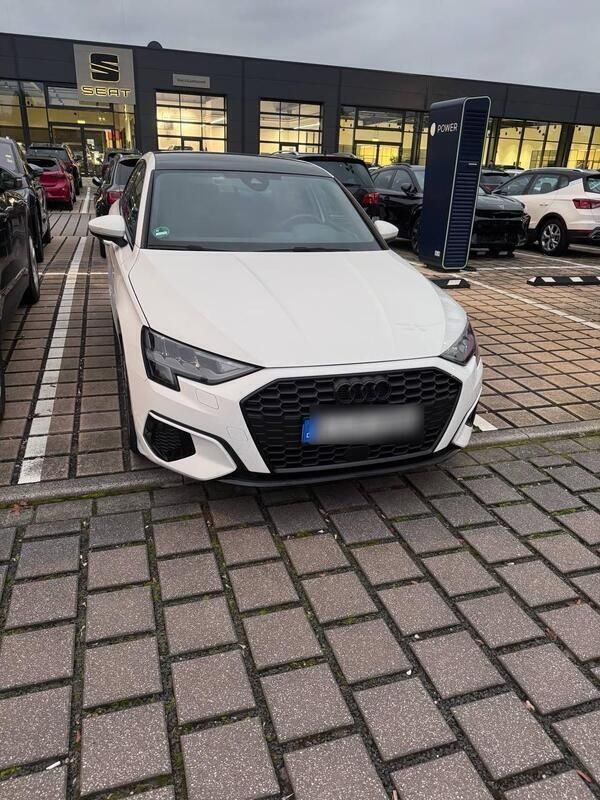 Weiß Gebraucht 2022 Audi A3 Sportback e-tron Design Limousine | 25.300 € (Fairer Preis) - Bild 1/4