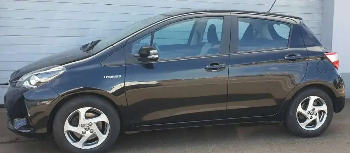 Gebraucht Toyota Yaris Hybrid Comfort 75 PS (55 kW) 2017 Black mica / ink Kleinwagen