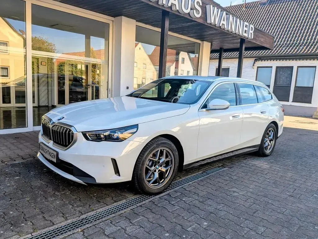 Second-hand BMW 520 Sport Line 197 CP (144 kW) 2024 Alb Break
