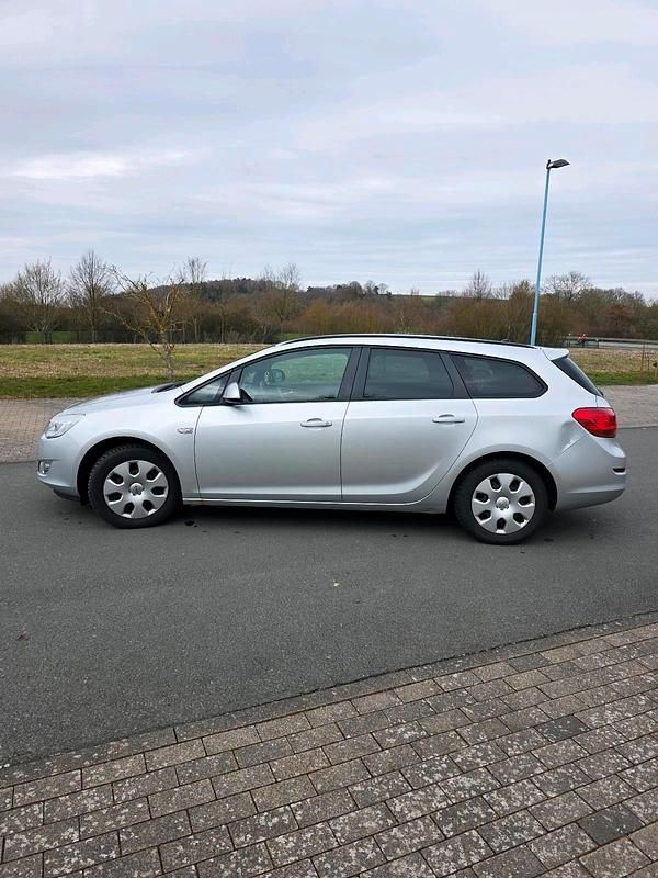 Gebraucht Opel Astra 140 PS (102 kW) 2011 Silber Kombi