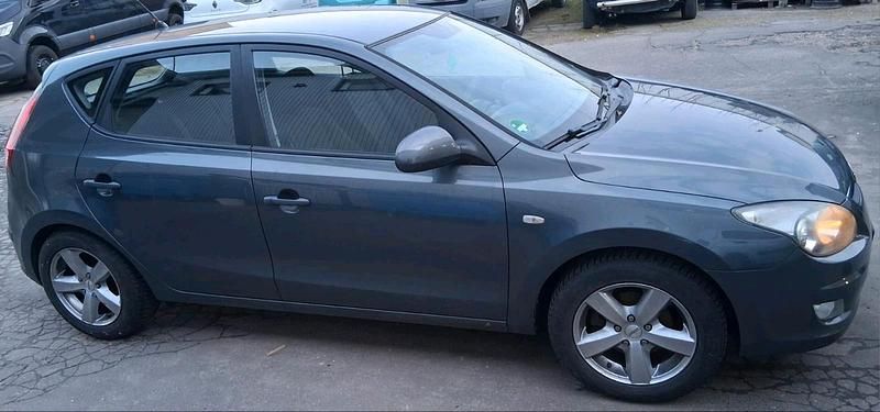 Gebraucht Hyundai i30 109 PS (80 kW) 2008 Grau Kombi
