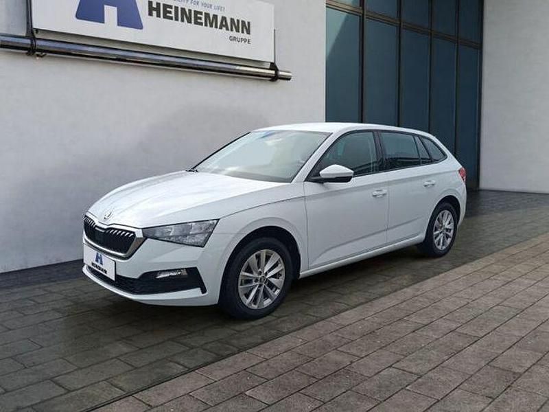 Moonweiss metallic Gebraucht 2024 Skoda Scala Kleinwagen | 21.950 € (Guter Preis) - Bild 1/4
