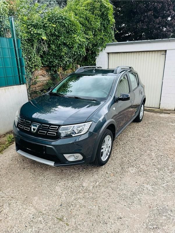 Grau Gebraucht 2020 Dacia Sandero Celebration Kleinwagen | 10.500 € (Superpreis) - Bild 1/4