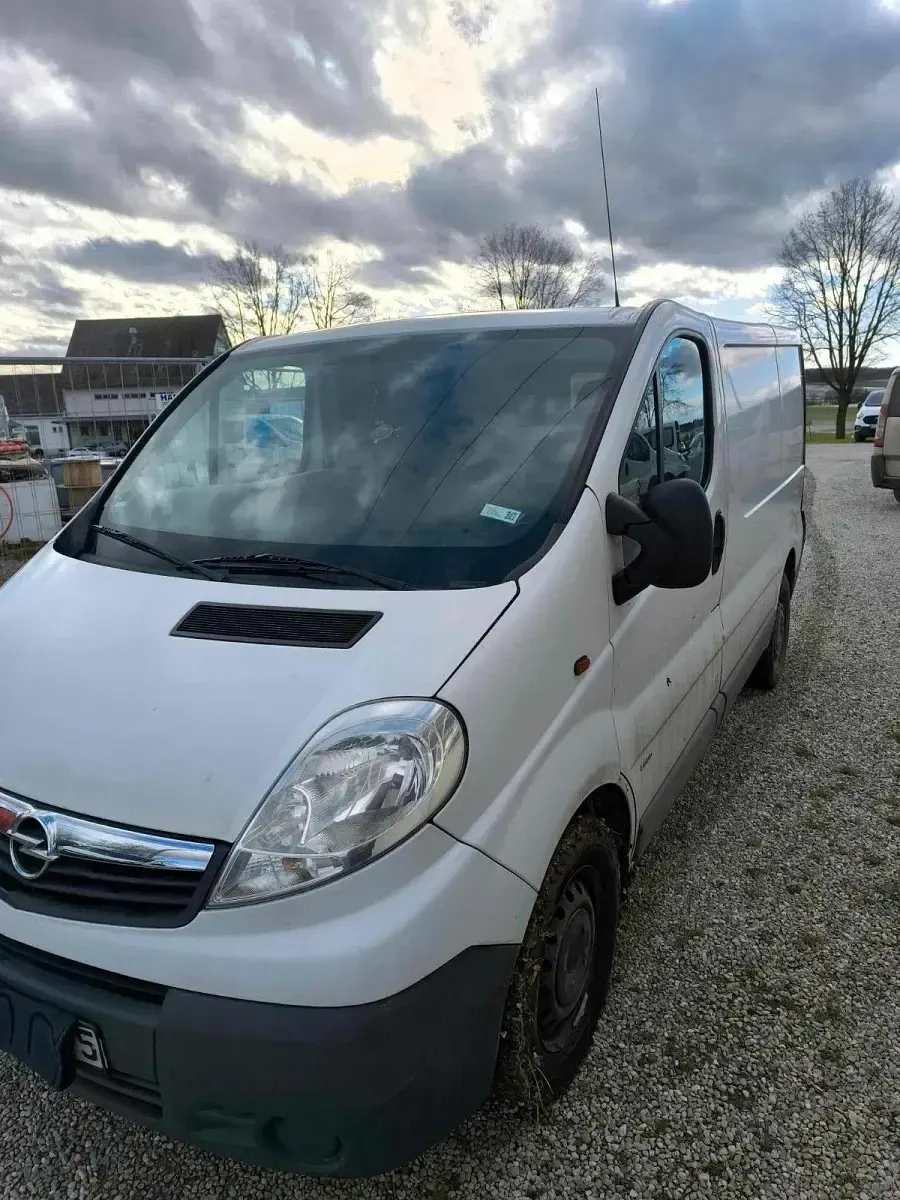 Gebraucht Opel Vivaro 114 PS (83 kW) 2011 Schwarz Van / Kleinbus