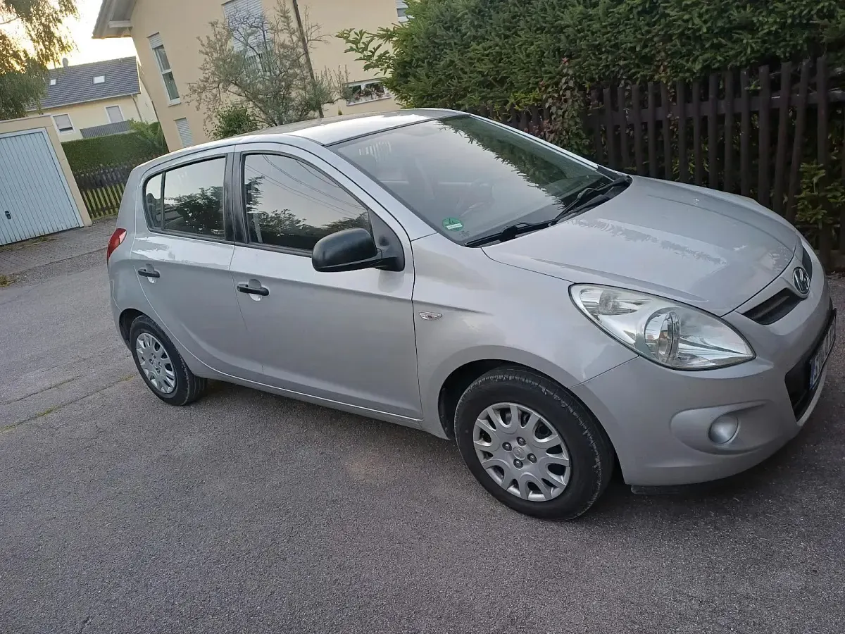 Gebraucht Hyundai i20 77 PS (56 kW) 2009 Silber Kleinwagen