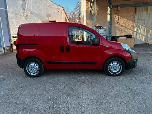 Gebraucht Fiat Fiorino 80 PS (58 kW) 2018 Rot Van / Kleinbus