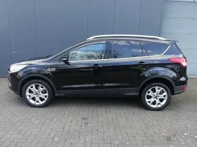 Käytetty Ford Kuga Titanium 150 HP (110 kW) 2016 Musta Katumaasturi