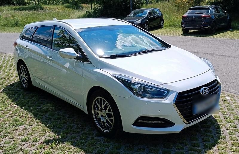 Weiß Gebraucht 2017 Hyundai i40 Trend Kombi | 10.600 € (Fairer Preis) - Bild 1/4