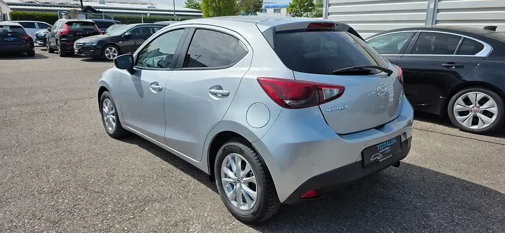 Używany Mazda 2 Exclusive-Line 90 KM (66 kW) 2018 Srebrny Sedan/Limuzyna