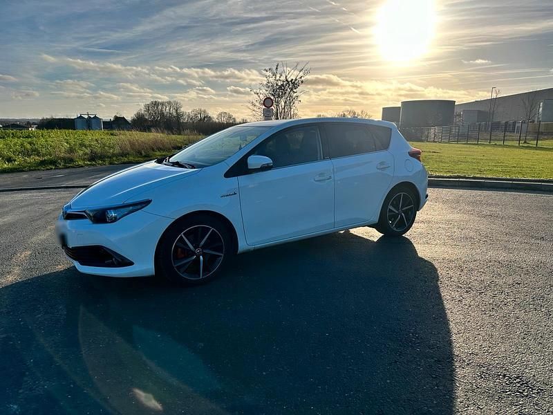 Gebraucht Toyota Auris Hybrid 136 PS (100 kW) 2018 Weiß Limousine