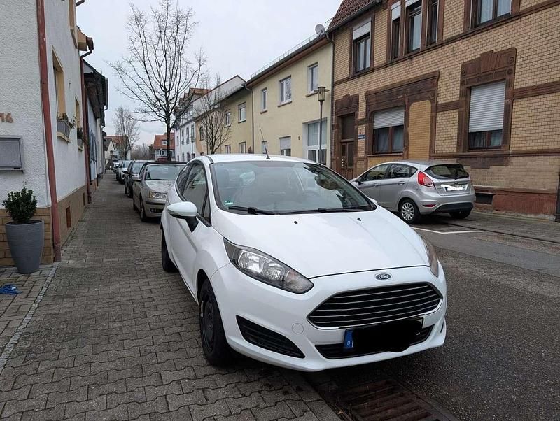 Gebraucht Ford Fiesta Trend 60 PS (44 kW) 2014 Weiß Kleinwagen