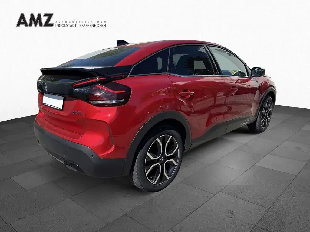 Używany Citroën e-C4 Shine 100 kW (136 KM) 2023 Czerwony Sedan/Limuzyna