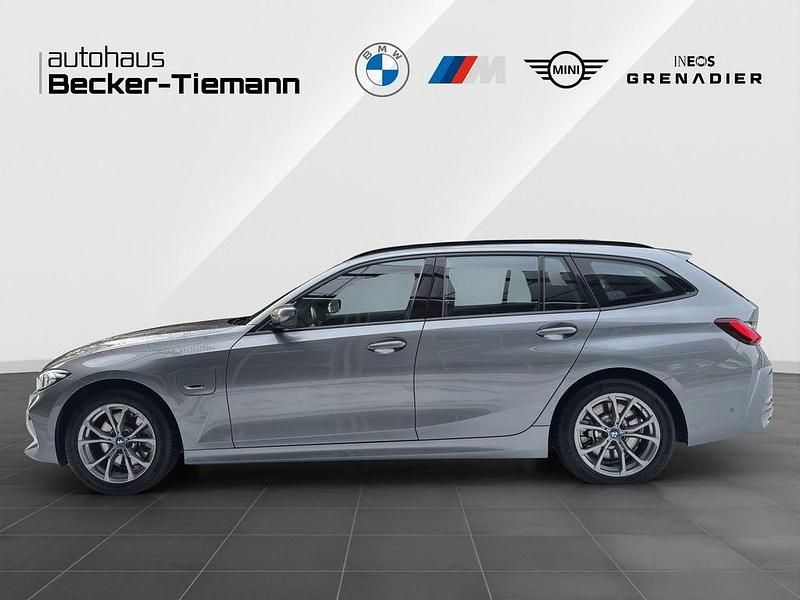 Gebraucht BMW 330e 184 PS (135 kW) 2022 Skyscraper grau Kombi