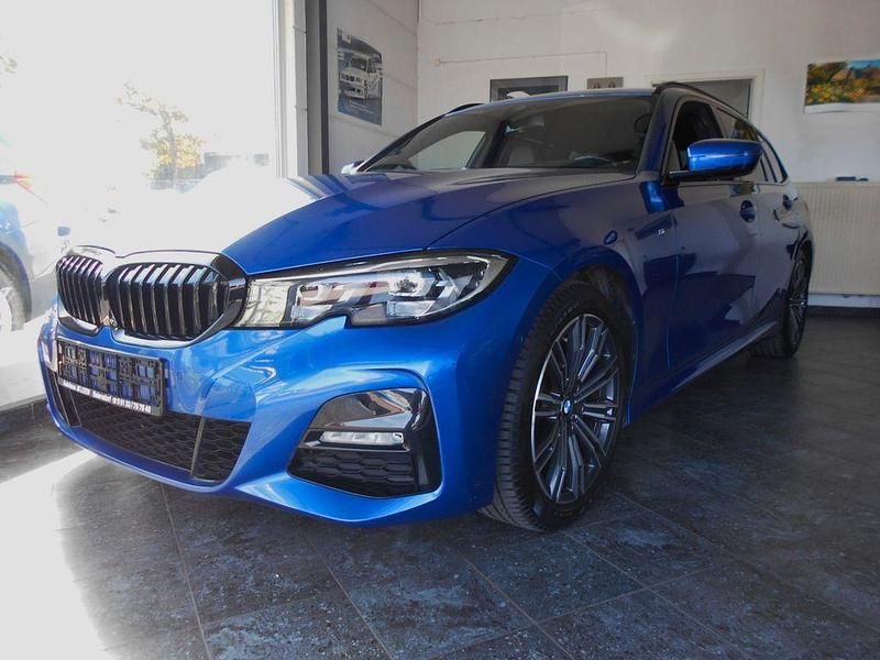Blau Gebraucht 2020 BMW 318 M Sport Kombi | 26.999 € (Guter Preis) - Bild 1/4