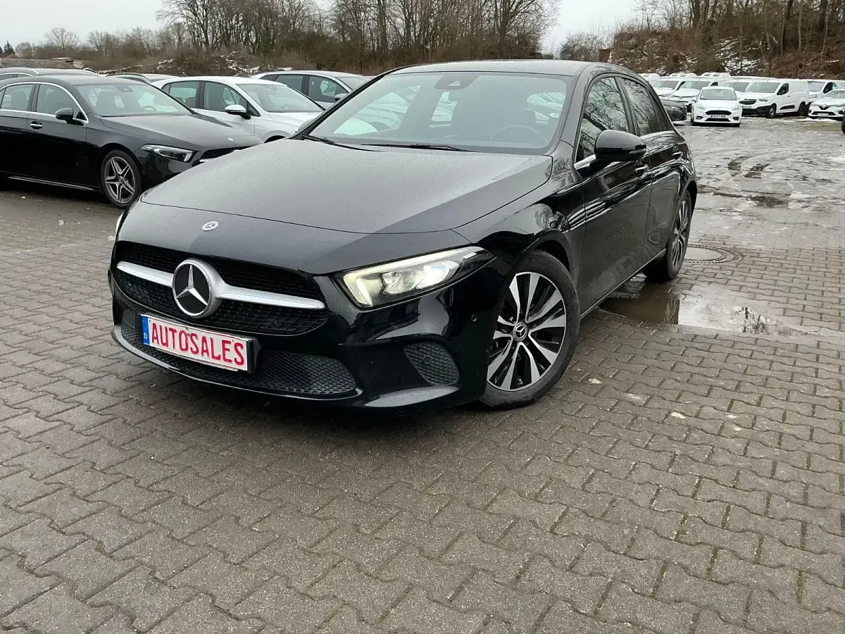 Gebraucht Mercedes A180 116 PS (85 kW) 2022 Schwarz Limousine