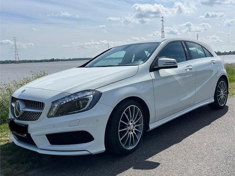 Weiß Gebraucht 2015 Mercedes A180 StreetStyle Limousine | 14.600 € (Fairer Preis) - Bild 1/4