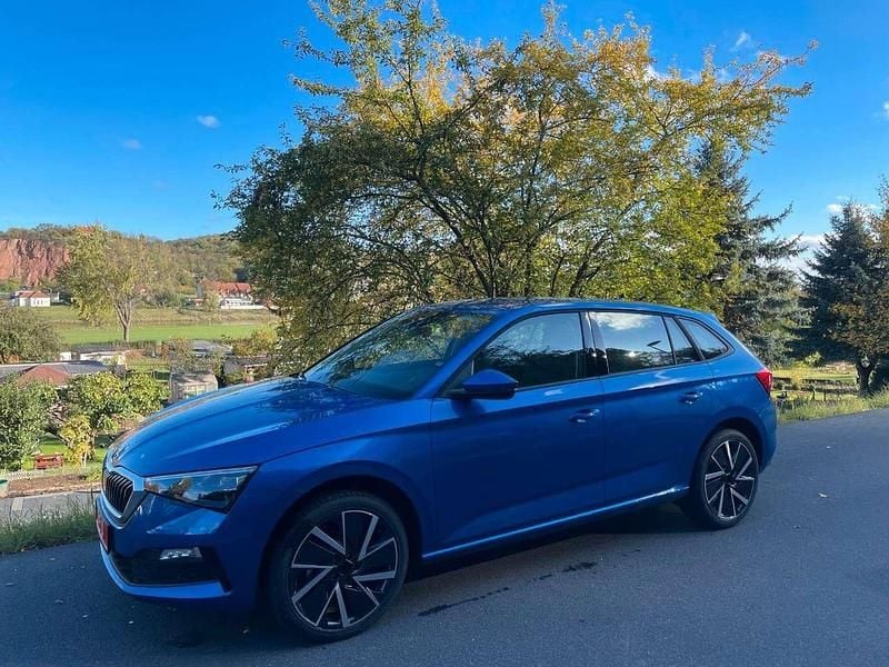 Raceblau metallic (metallic) Gebraucht 2024 Skoda Scala Style Kleinwagen | 20.590 € (Fairer Preis) - Bild 1/4