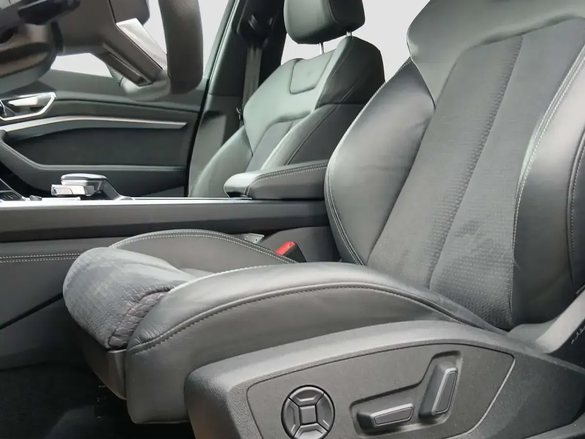 Gebraucht Audi Q8 e-tron S-Line 250 kW (340 PS) 2024 Mythosschwarz metallic SUV