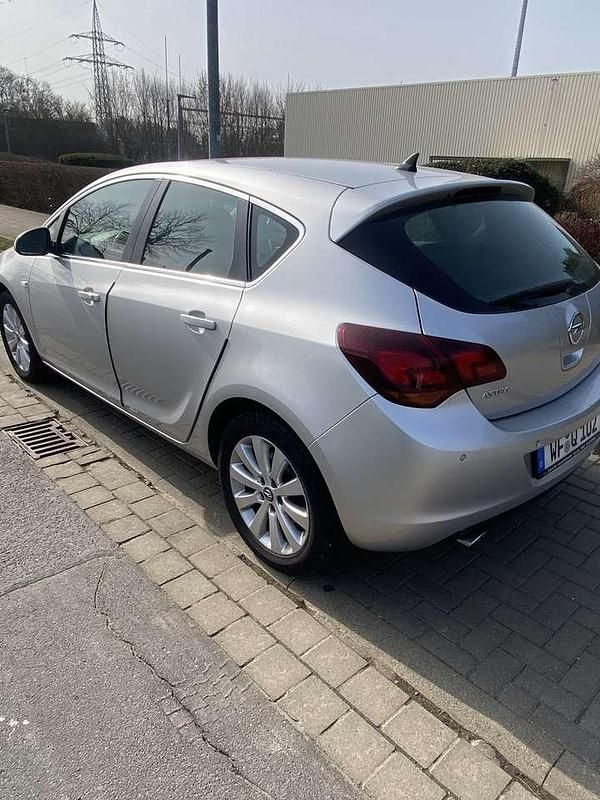 Gebraucht Opel Astra Cosmo 160 PS (117 kW) 2010 Grau Kleinwagen