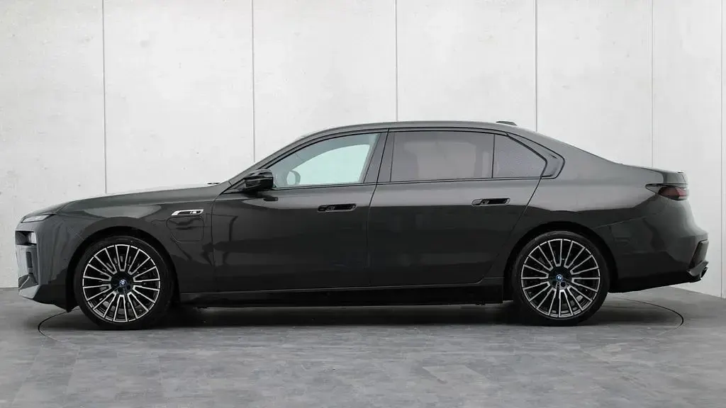 Gebraucht BMW M760e Sport Line 571 PS (419 kW) 2025 Grau Limousine