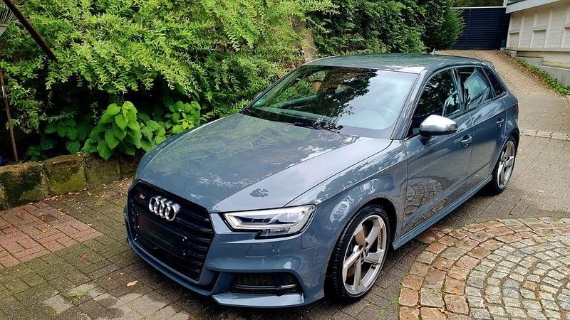 Grau Gebraucht 2017 Audi S3 Sport Limousine | 31.500 € (Fairer Preis) - Bild 1/4