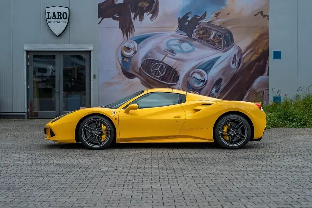 Gebraucht Ferrari 488 669 PS (492 kW) 2018 Gelb Cabrio