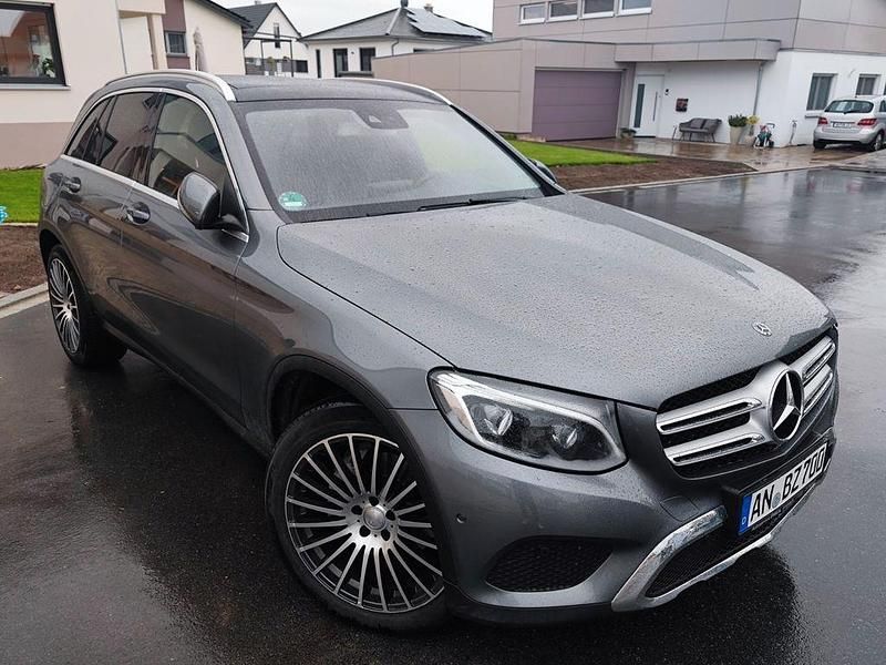 Grau Gebraucht 2018 Mercedes GLC250 SUV | 29.950 € (Fairer Preis) - Bild 1/4