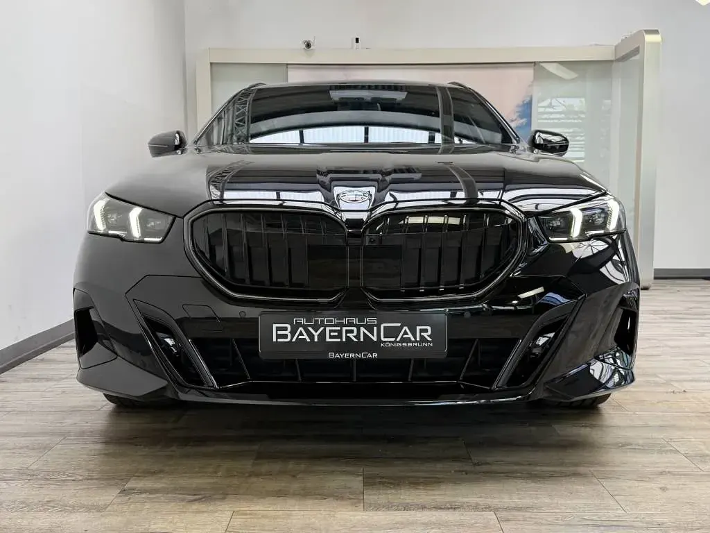 Gebraucht BMW 540 M Sport 303 PS (222 kW) 2025 (0475) saphirschwarz metallic Kombi