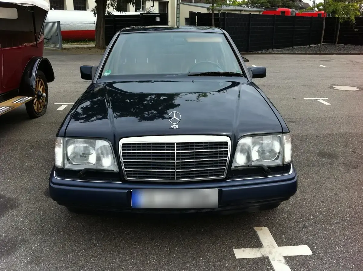 Używany Mercedes E420 279 KM (205 kW) 1994 Niebieski Sedan/Limuzyna
