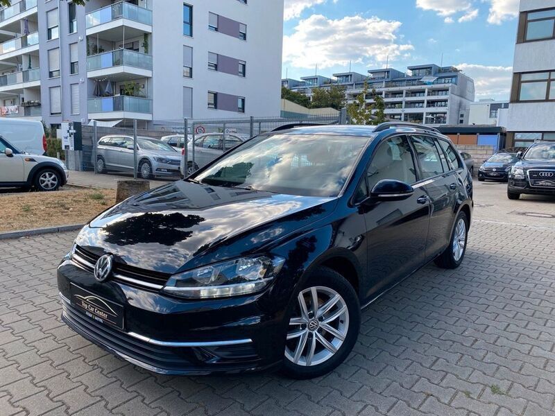 Schwarz metallic Gebraucht 2018 VW Golf VII Comfortline Kombi | 11.390 € (Etwas zu teuer) - Bild 1/4