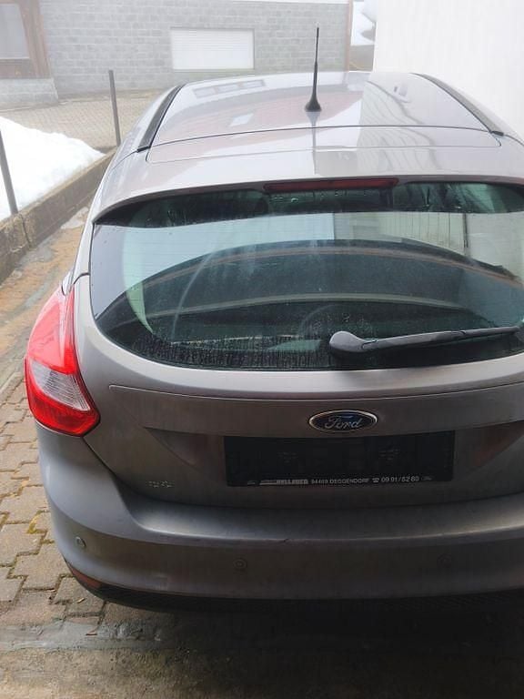 Gebraucht Ford Focus Ambiente 105 PS (77 kW) 2011 Grau Limousine