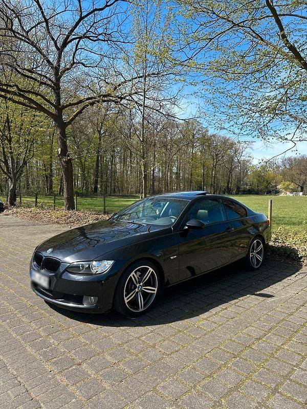 Gebraucht BMW 320 177 PS (130 kW) 2009 Schwarz Coupé