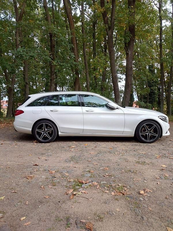 Weiß Gebraucht 2017 Mercedes C180 Avantgarde Kombi | 17.450 € (Guter Preis) - Bild 1/4