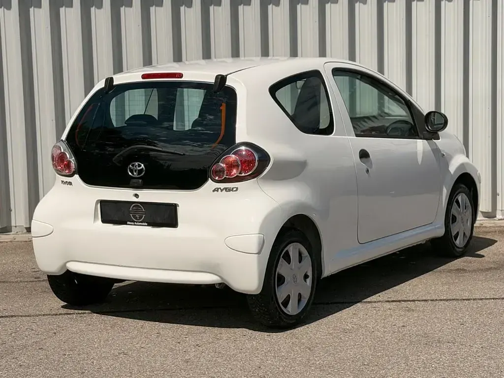 Gebraucht Toyota Aygo Basis 68 PS (50 kW) 2010 Weiß Kleinwagen
