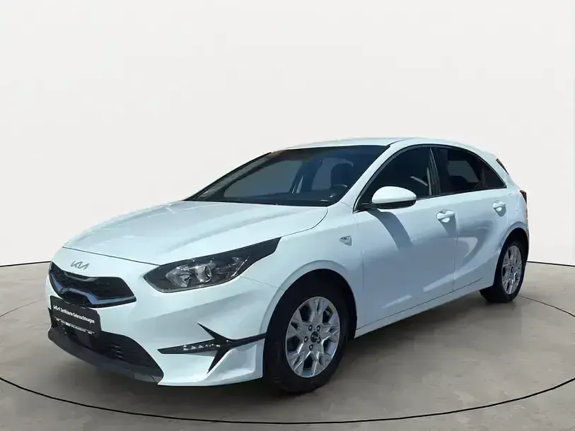 Gebraucht Kia Ceed Vision 160 PS (117 kW) 2023 Weiss / carraraweiss Kleinwagen