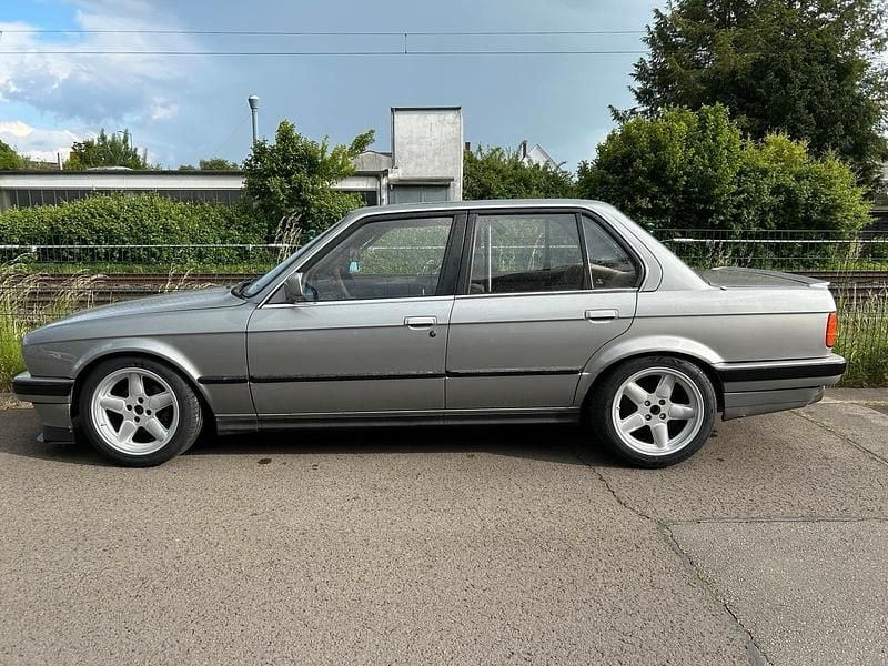Gebraucht BMW 325 192 PS (141 kW) 1988 Silber Limousine