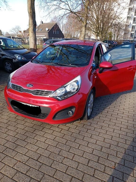 Rot Gebraucht 2014 Kia Rio DREAM-TEAM Edition Limousine | 4.600 € (Fairer Preis) - Bild 1/4