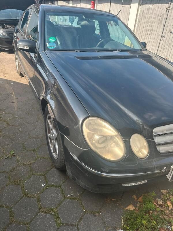 Schwarz Gebraucht 2005 Mercedes E220 Limousine | 2.350 € (Guter Preis) - Bild 1/4