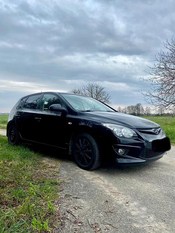 Gebraucht Hyundai i30 99 PS (72 kW) 2012 Schwarz Kleinwagen