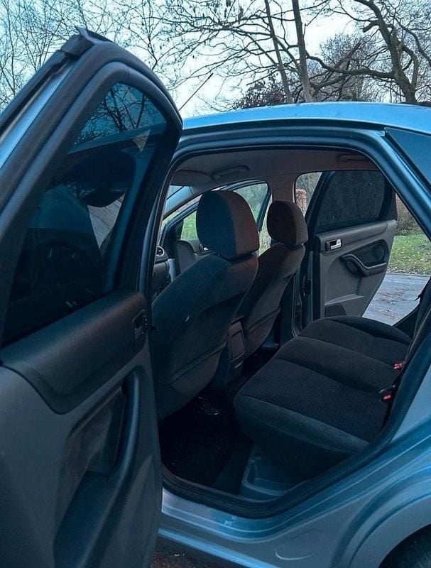 Gebraucht Ford Focus Ghia 101 PS (74 kW) 2005 Grau Limousine