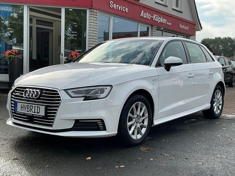 Weiß Gebraucht 2017 Audi A3 Sportback e-tron Advanced Limousine | 18.900 € (Fairer Preis) - Bild 1/4