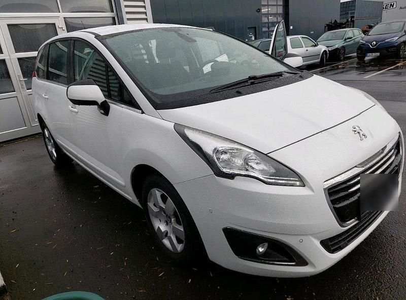 Weiß Gebraucht 2016 Peugeot 5008 Van / Kleinbus | 9.450 € (Teuer) - Bild 1/4