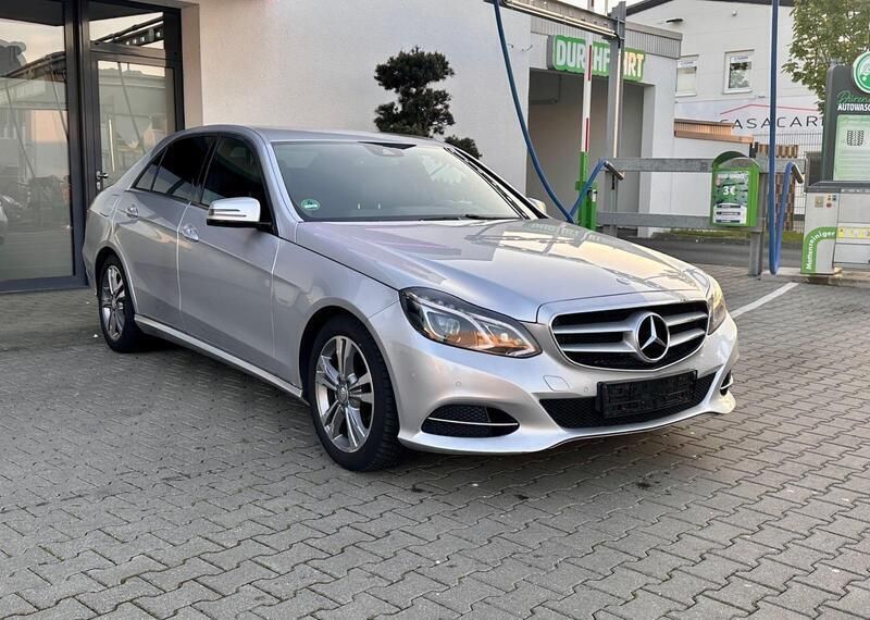 Silber Gebraucht 2015 Mercedes E220 Avantgarde Limousine | 12.100 € (Superpreis) - Bild 1/4