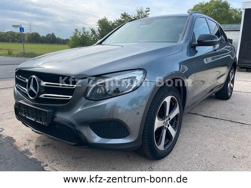 Grau Gebraucht 2017 Mercedes GLC220 AMG SUV | 22.480 € (Etwas zu teuer) - Bild 1/4